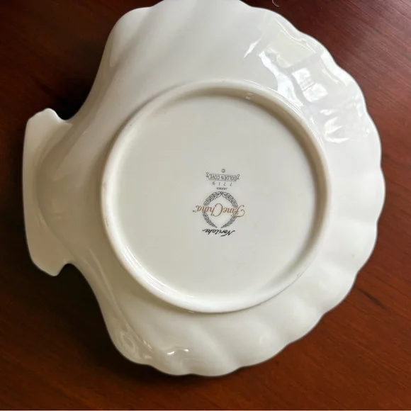 Noritake Golden Cove china. Elegant Shell Shaped Dish with Gold Accents - Picture 4 of 5